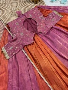 Vestido Anarkali de Moda Estilo Bollywood con Hermosa Tela de Red Cosida y Dupatta de Encaje Thumar en Cuatro Lados para Venta de Exportación - Product Image 5