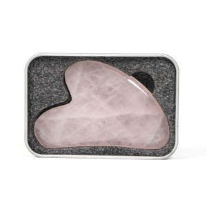 Outil de massage Gua Sha en résine et quartz rose en forme de cœur pour le corps AL MALIK CRAFT - Product Image 2