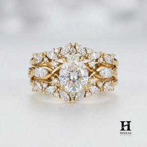 Juego de Anillos de Compromiso de Lujo de 3 Piezas con Diamantes Cultivados en Laboratorio con Corte de Pera, Oro Amarillo de 14K, Tiara de Hojas Marquise, Anillos Apilables para Novia - Product Image 1