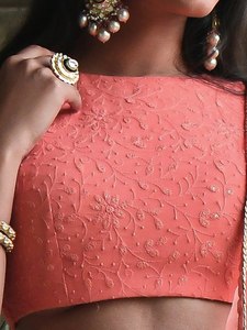 Robe de demoiselle d'honneur en organza corail avec perles, taille empire, col rond, manches longues, longueur au sol, style classique - Product Image 3