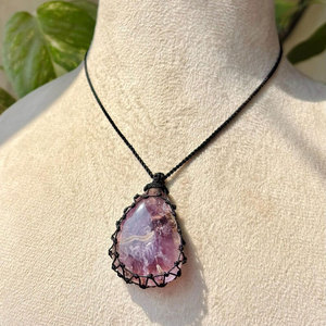 สร้อยคอจี้หินอะเมทิสต์ทำมือ รูปทรงหยดน้ำสีม่วง เชือกสีดำ สไตล์โบโฮ เครื่องประดับเพื่อการบำบัด - Product Image 4