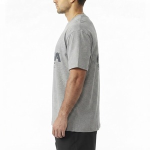 เสื้อยืดแขนสั้นสีเทาสำหรับผู้ชาย ยี่ห้อเมย์บา ทรงปกติ ผ้าคอตตอนเจอร์ซีย์ คอกลม สไตล์ลำลอง สปอร์ต สตรีทแวร์ พิมพ์ลายโลโก้ด้านหน้า ขายส่ง - Product Image 3