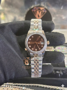 Montre de luxe pour femme en argent sterling avec lunette sertie de diamants, cadran marron, affichage de la date, mouvement à quartz analogique, boîtier rond de 31 mm - Product Image 1