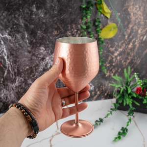 Gobelet à vin en cuivre martelé à long pied, finition métallique classique, élégant accessoire de bar pour restaurant, mariage, fête et maison - Product Image 3