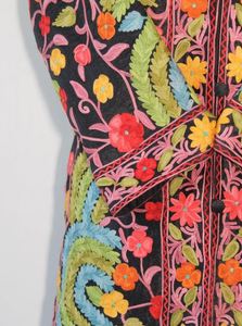 Nouvelle collection de veste brodée fluorescente Suzani, robe kimono oversize d'hiver, long manteau indien en velours multicolores - Product Image 5