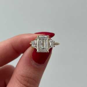 Anillo de tres piedras personalizado con diamante de laboratorio de 3 quilates, corte esmeralda, engaste norte-sur, oro macizo de 14K/18K, banda triangular estilo Art Deco para mujer - Product Image 3
