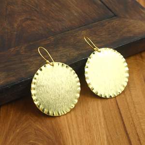 Boucles d'oreilles rondes en laiton faites à la main pour femmes, boucles d'oreilles pendantes martelées dorées, bijoux de mode OEM ODM - Product Image 3