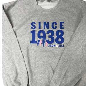Sweat-shirt à col rond Jack and Jill gris, sweat-shirt graphique depuis 1938 pour hommes et femmes, sweat-shirt à manches longues confortable à porter - Product Image 4