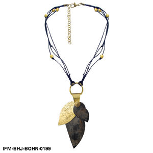 จี้เขาควายที่ทำด้วยมือของฉันทำจากทองเหลืองพื้นผิวลายใบไม้แอบสแตรกพร้อมสายลูกปัดโลหะแบบไม่ต่อเนื่อง - Product Image 1