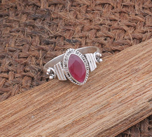 แหวนเงินแท้ประดับทับทิมธรรมชาติทรงกรอบแบบ Bezel สำหรับงานหมั้นและงานแต่งงาน เครื่องประดับดีไซน์หรูหราสไตล์วินเทจ - Product Image 4