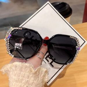 Nouvelle Arrivée Lunettes de Soleil Femme Dégradées Monture Complète Grande Carrée Nouvelle Tendance Diamant Surdimensionné Miroir PC Polarisé - Product Image 4