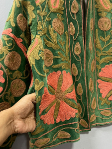 Chaqueta Boho de Terciopelo con Bordado Floral Suzani: Abrigo Artesanal para Festivales |   Ropa Exterior Estilo Boho para Mujer |   Abrigo Bordado Artesanal - Product Image 6