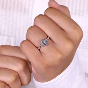 Bague de mariage à trois pierres en diamant émeraude de clarté VS1 2 carats, alliance conique, diamant de laboratoire 2,64 carats couleur E certifié IGI - Product Image 1