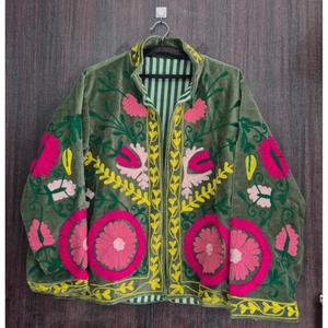 Chaqueta de terciopelo acolchada Suzani con bordado floral hecho a mano, abrigo bohemio vintage, prenda exterior étnica llamativa para mujer - Product Image 5