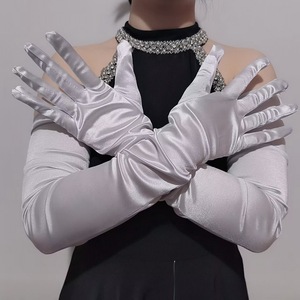 Gants longs en satin extensible brillant de 70 cm, longueur opéra - Product Image 3