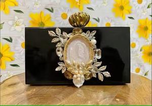 Bolso de Mano Metálico para Mujer, Hecho a Mano, Artesanal, con Decoración de Cadena, Clutch de Alta Calidad - Product Image 5