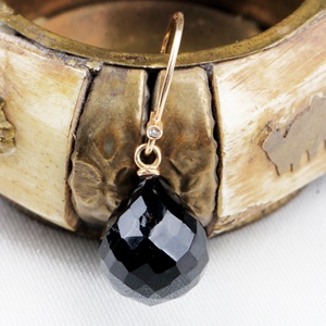 Vente en gros de boucles d'oreilles pendantes en or jaune massif 18 carats avec onyx noir facetté naturel, bijoux fins, Memoria Jewels - Product Image 4