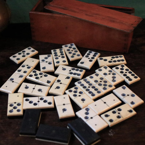 Ensemble de dominos en os antique artisanal naturel dans une boîte à couvercle coulissant en bois - 28 tuiles - Product Image 1