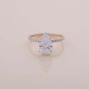 Anillo de Compromiso y Boda con Diamante Cultivado en Laboratorio en Forma de Pera, Certificado por IGI, con Halo Oculto y Banda Pavé en Plata de Ley 925 - Product Image 1