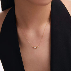 Collier en or 14 carats certifié IGI avec diamants de laboratoire gradués, coupe ronde, cinq pierres, collier en arc incurvé, cadeau d'anniversaire - Product Image 3