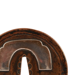 Tsuba Antigua Pulida del Período Edo Japonés, con Incrustaciones de Cobre y Plata, Diseño de Herradura, Protector de Espada Redondo Sukashi, Sin Marca - Product Image 3
