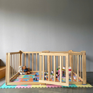 Parque de juegos de madera para bebés, centro de actividades, área de juegos portátil con tamaño y forma ajustables, valla para bebés con puerta para uso en interiores - Product Image 1