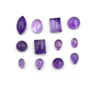 Lote de gemas sueltas de amatista natural en cabujón de formas mixtas de 4-9 mm para la fabricación de joyería artesanal. - Product Image 1