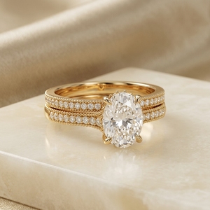 Ensemble de bagues de mariage classiques vintage avec diamant de laboratoire taille ovale, bague de fiançailles solitaire et alliance assortie en or jaune pavé milgrain - Product Image 1