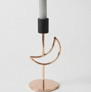 Porte-bougie en métal en forme de croissant de lune en or rose, support à bougie moderne pour la décoration de la maison - Product Image 3