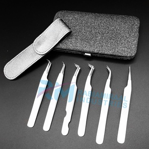 Pinza para Pestañas RMI Negra Antimagnética con Punta Plateada Recubierta de Polvo Blanco, Punta Lisa de Acero Inoxidable, Longitud de 10 mm, Perfecta - Product Image 1