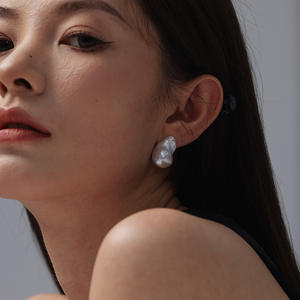 Boucles d'oreilles baroques en or 18 carats, perles d'eau douce naturelles françaises, perles exagérées, niche, niches - Product Image 4