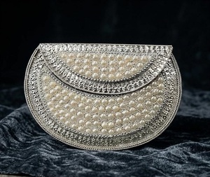 Mini pochette en laiton Kundan plaquée or, faite à la main, pour soirée, avec diamants et fermeture à boucle, provenant de l'Uttar Pradesh - Product Image 5