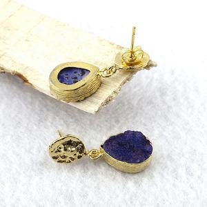 Boucles d'oreilles élégantes en pierre précieuse Druzy rouge, plaquées or, faites à la main, style pendantes, finition mate, forme poire 10x14mm - Product Image 5