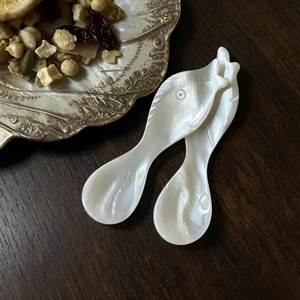 Cuillère à caviar en nacre, élégante, faite à la main, vaisselle en coquillage pour la restauration de luxe et l'hôtellerie - Product Image 1