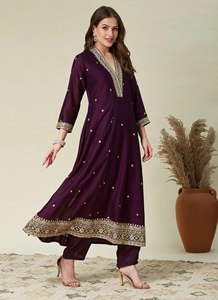 Elegante Conjunto de Kurta Beige para Mujer, Estilo Vichitra Tradicional, con Protección Solar y Dupatta Bordada en Color Vino - Product Image 3