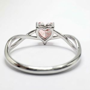 Anillo de compromiso con diamante cultivado en laboratorio de 3 quilates, forma de corazón rosa, certificado por IGI, oro blanco sólido de 9k, diseño solitario con tallo cruzado dividido. - Product Image 4