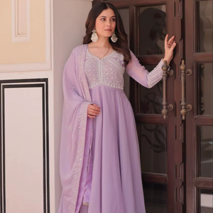 Robe Anarkali élégante et tendance pour femme, en soie zari et broderies, col en V, sans manches, ourlet évasé, longueur au sol, idéale pour les soirées. - Product Image 4