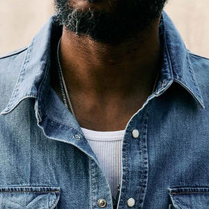 Camiseta básica elegante para hombre con abertura de botones y cuello clásico, material vaquero, diseño relajado con logo y bolsillos frontales - Product Image 2