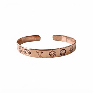 Pulsera de Cobre Ajustable con Símbolos de los 7 Chakras, Brazalete Abierto Grabado, Joyería Espiritual para Yoga, Meditación y Sanación - Product Image 1