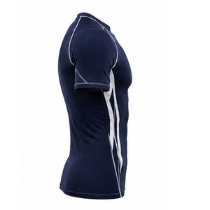 Camiseta de compresión de secado rápido diseñada para regular la temperatura corporal, reducir la fricción y brindar comodidad. - Product Image 3