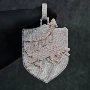 Pendentif de luxe en argent 925 avec moissanite, motif bouclier et cheval, micro-incrustation, breloque thématique pour un style au quotidien, pour homme - Product Image 4