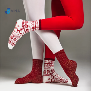 Chaussettes de cheville en jacquard 100 % coton avec logo personnalisé pour jeunes, motif Noël, antidérapantes, rouges et blanches, pour l'hiver, le quotidien, le yoga et le Pilates en studio - Product Image 4