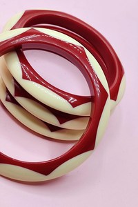 Bijoux en résine aux tendances modernes : Bracelets et breloques en résine pour femmes, accessoires de mode élégants, artisanat en résine stylé - Product Image 3