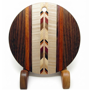 Impresionante tabla de cortar redonda de madera con un intrincado patrón de flechas en chevron y un atractivo contraste de colores para cortar verduras. - Product Image 2