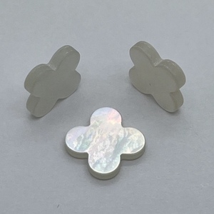 เครื่องประดับใบโคลเวอร์มุกเปลือกหอย 8 มม. แบบสั่งทำ - Product Image 1
