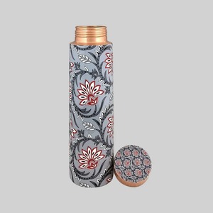 ขวดน้ำทองแดงลายดอกไม้ พร้อมฝาปิดแบบพกพาสำหรับเดินทาง - Product Image 1