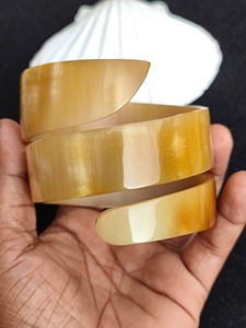 Brazalete de cuerno de búfalo hecho a mano, brazalete pulido de cuerno para mujer, estilo natural, ecológico, color natural con tamaño personalizado - Product Image 1