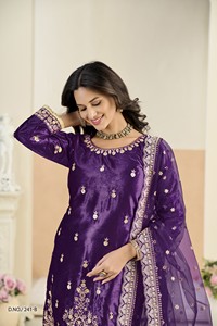 Traje de terciopelo Ice Velvet semicompuesto con bordados para la colección de trajes indios y pakistaníes - Product Image 4