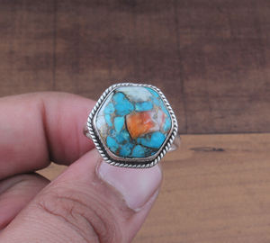 Bague en argent sterling classique avec pierre précieuse rectangulaire en turquoise naturelle et cuivre, sertie clos, vente en gros pour fêtes - Product Image 1