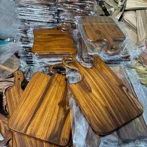 Planche à découper en bois de manguier massif, design floral FD-0483, faite à la main, lavable au lave-vaisselle et 100% écologique, forme et épaisseur personnalisables - Product Image 5